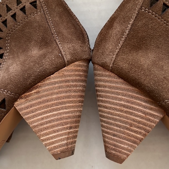 VINCE CAMUTO VP Ellia Suede Lace Up Back Zip Peep Toe Stack heel Ankle Bootie 6M - Picture 7 of 13